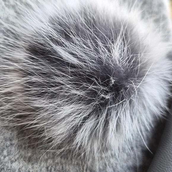 Elegant Gray Women's Gloves with Real Fur Detail - Picture 2 of 4